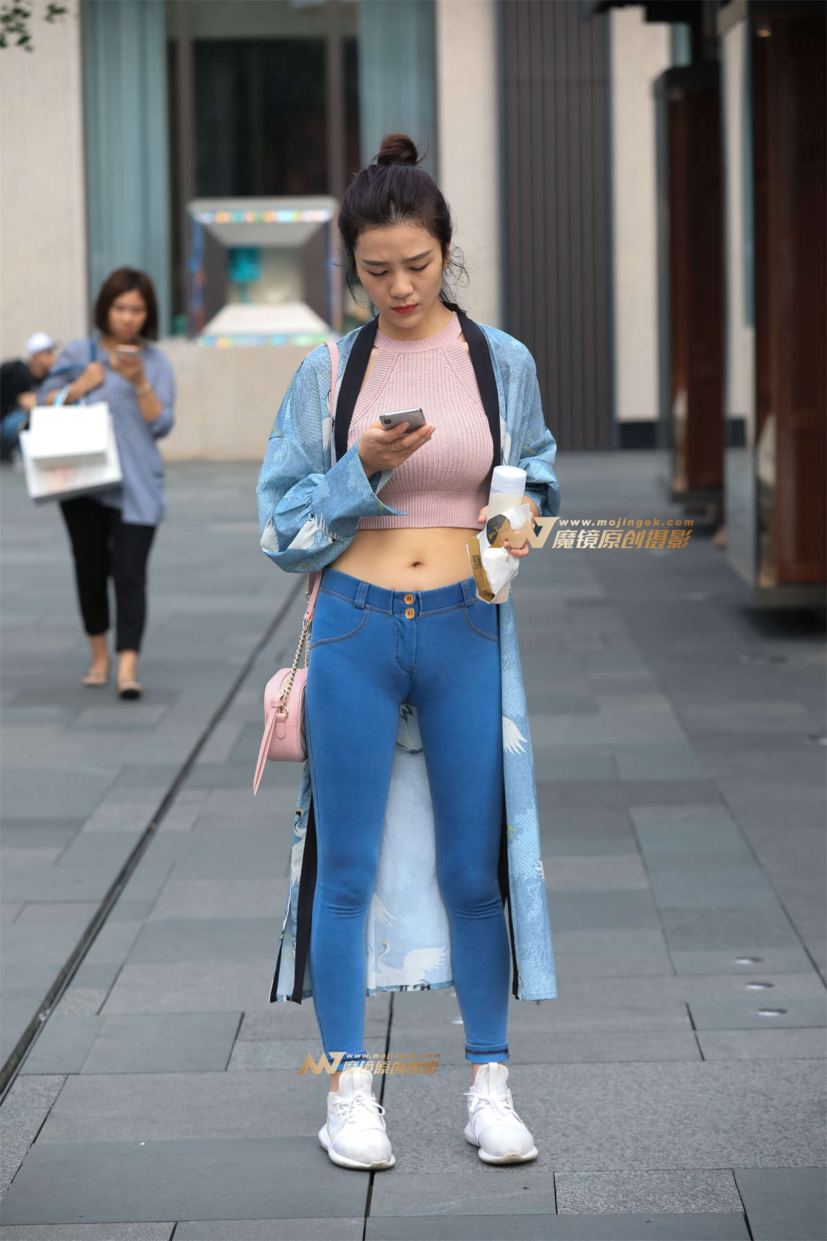 【凯恩赛帖】小姐姐紧身裤修身上衣很吸睛-日更街拍