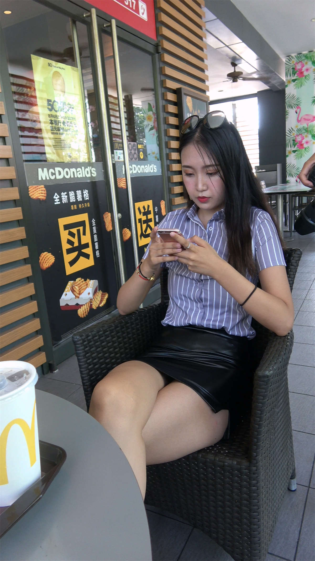 图片[2]-紧身皮裙美足高跟美女-日更街拍