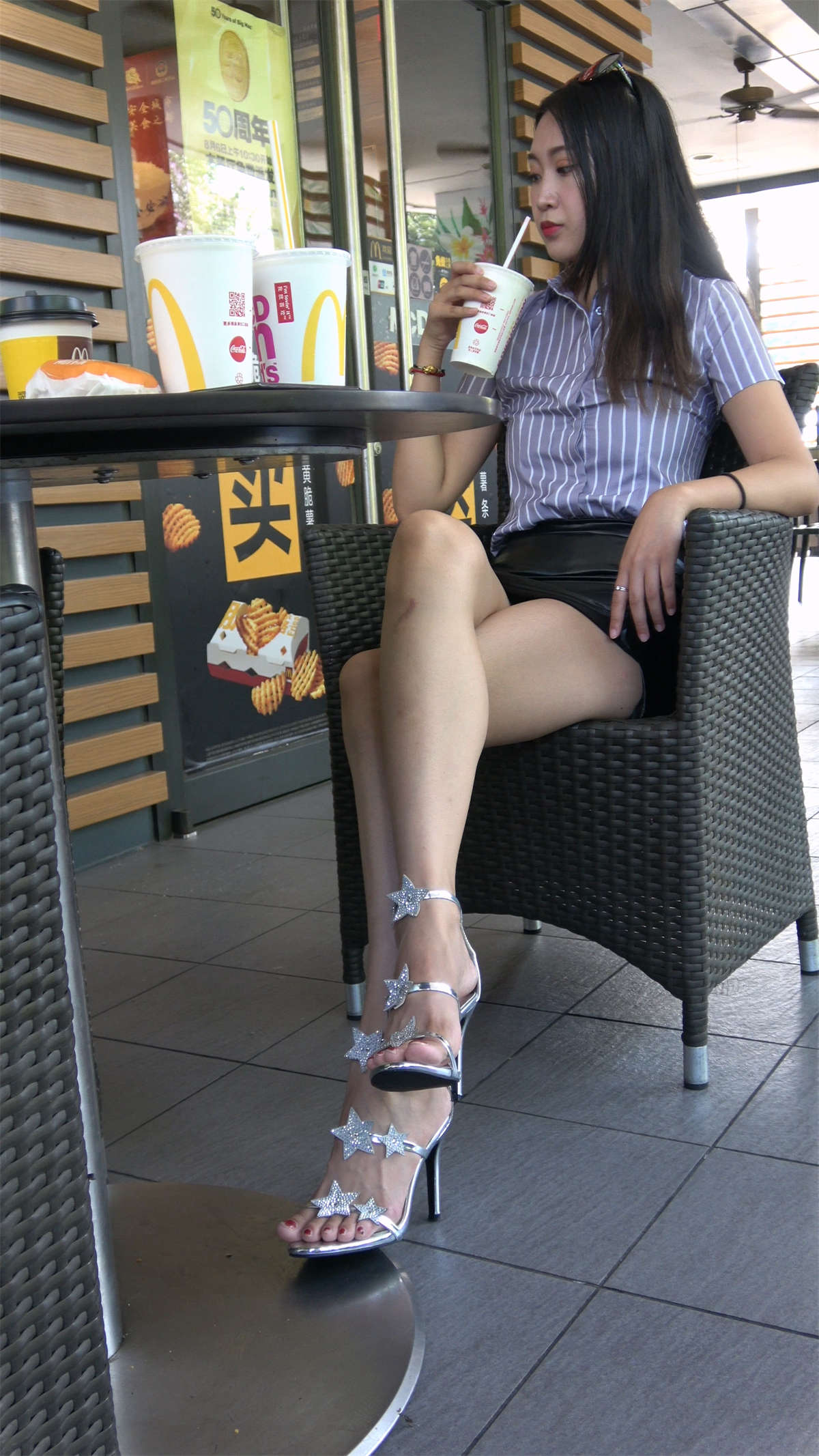 紧身皮裙美足高跟美女-日更街拍