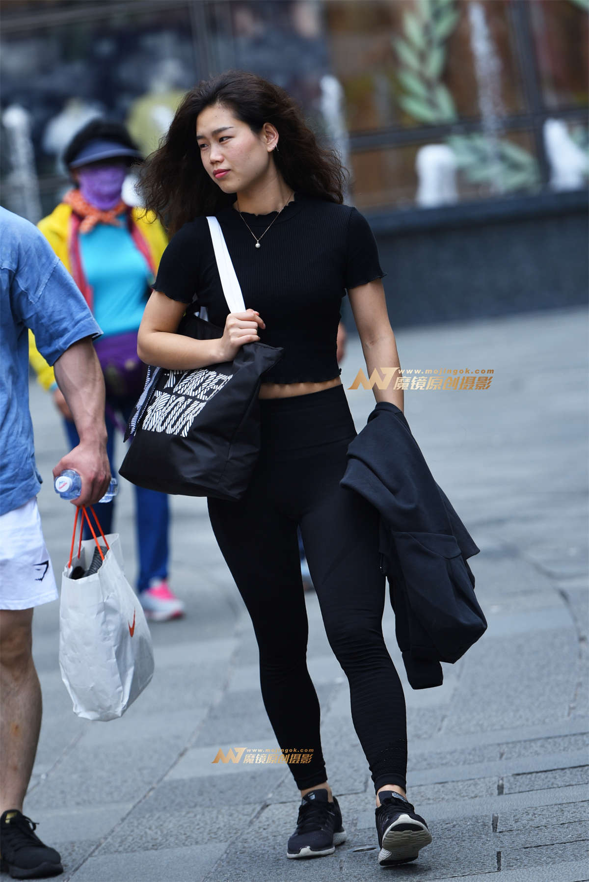 【咔喳赛贴】逛街紧身-日更街拍