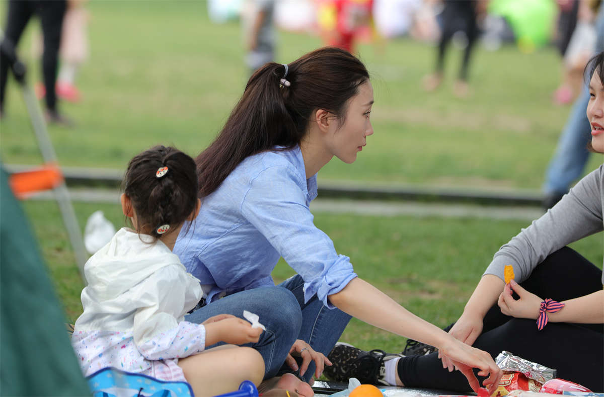 图片[2]-踏青公园街拍系列No.247 风情万种妩媚少妇，长着一双真心撩人的雪白性感玉足 第1套-日更街拍