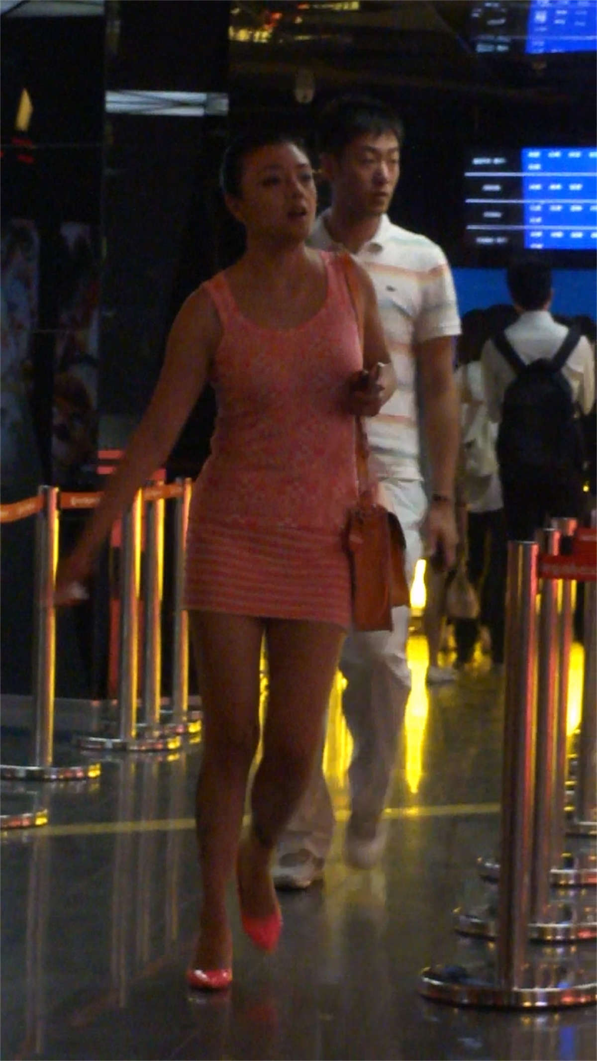 粉红高跟的诱惑，脚上的纹身真性感-日更街拍