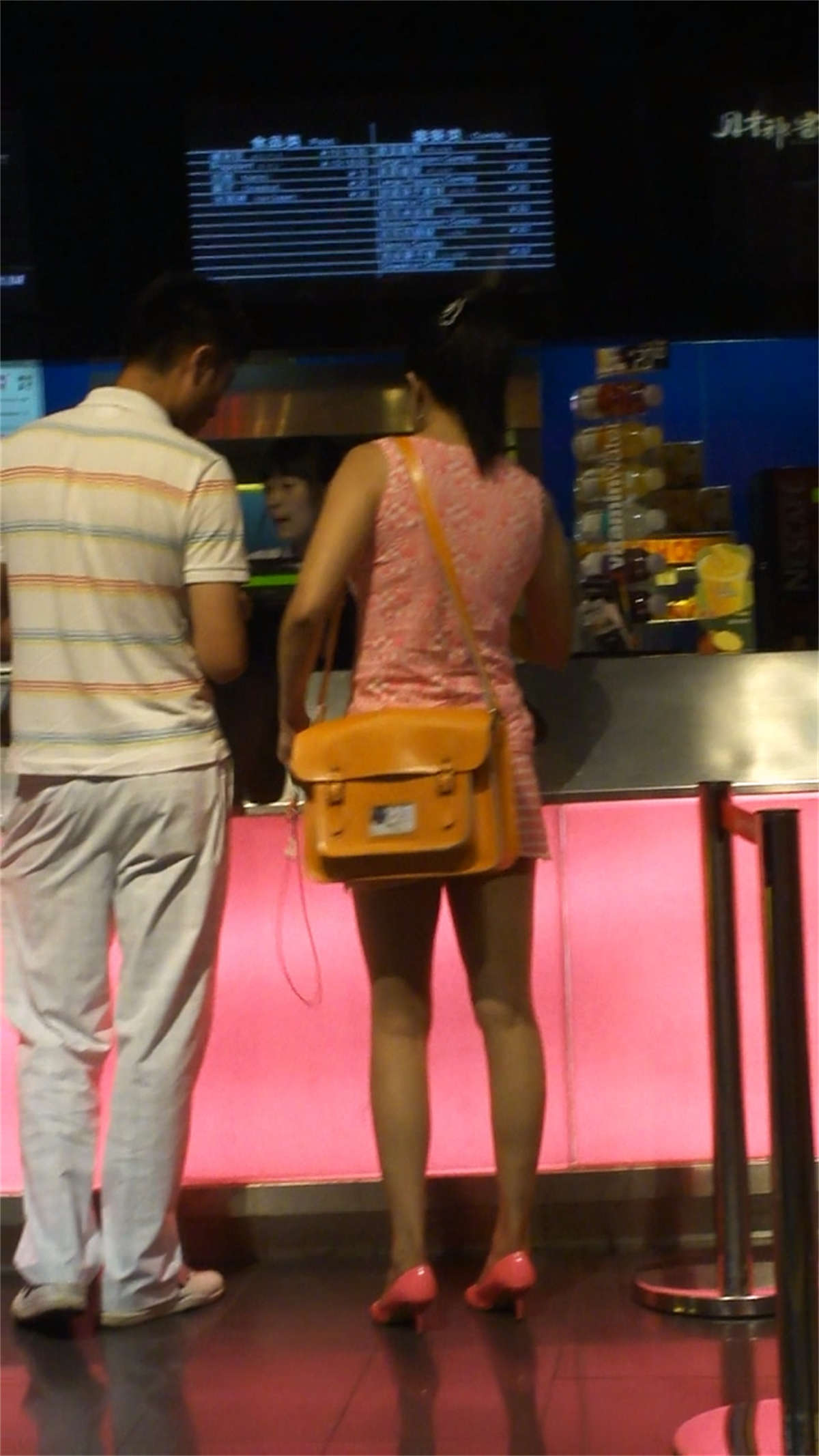 图片[2]-粉红高跟的诱惑，脚上的纹身真性感-日更街拍