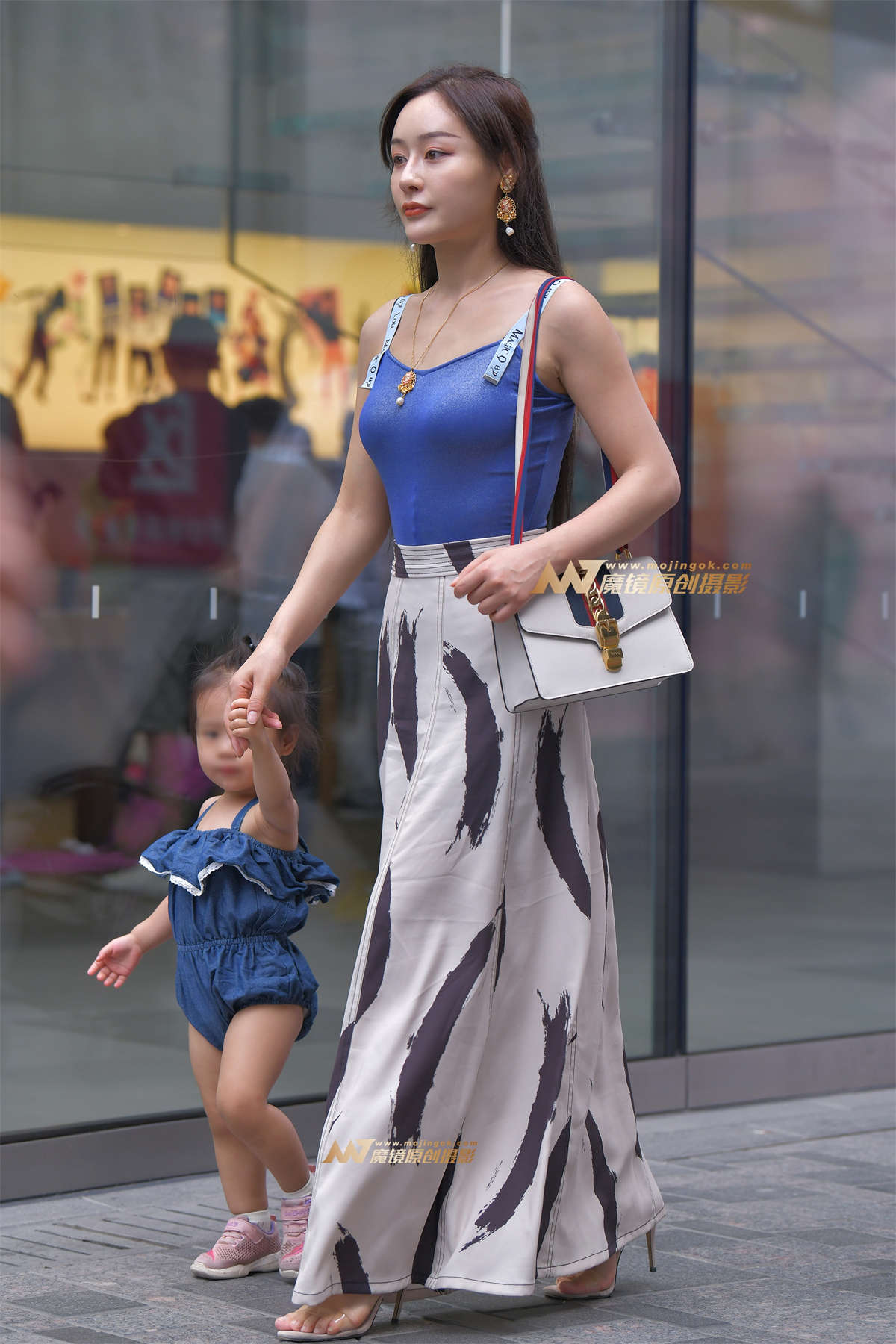 【红石赛帖】，时尚的蓝色紧身雅典长裙-日更街拍