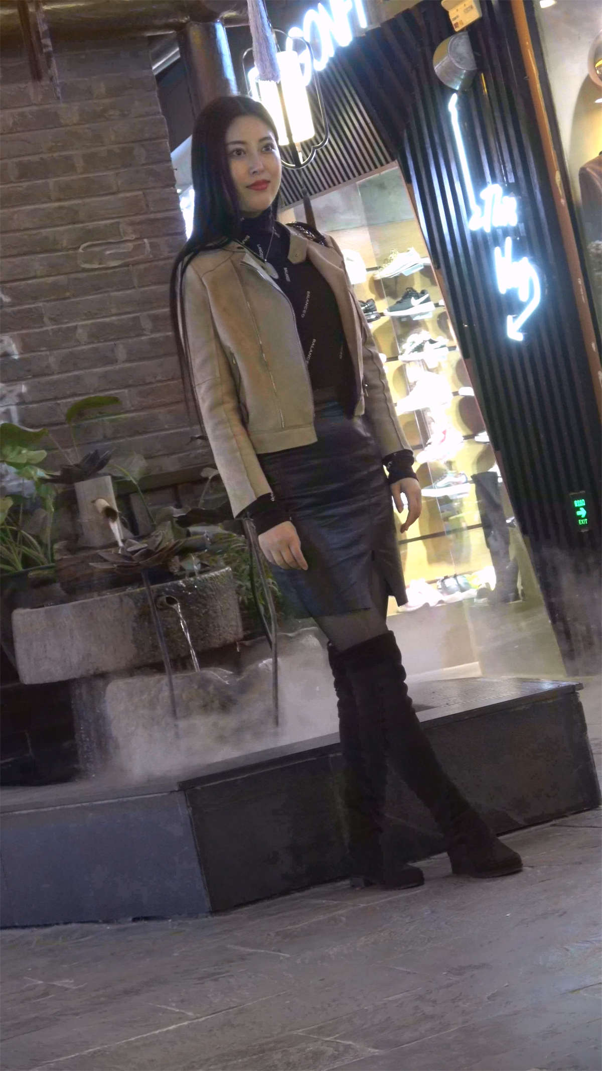 图片[2]-丝袜短裙性感美女-日更街拍