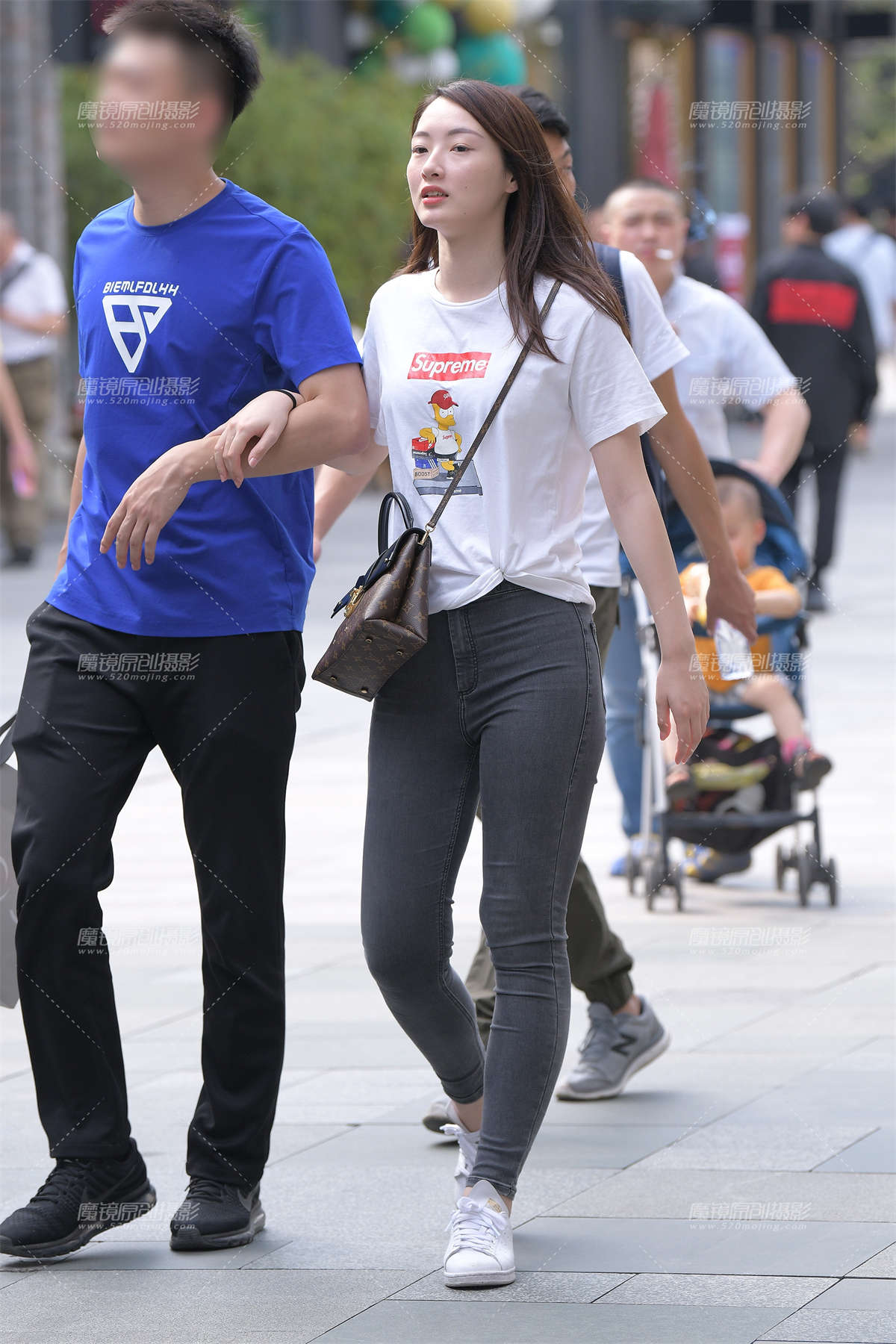 灰色紧牛漂亮女友-日更街拍