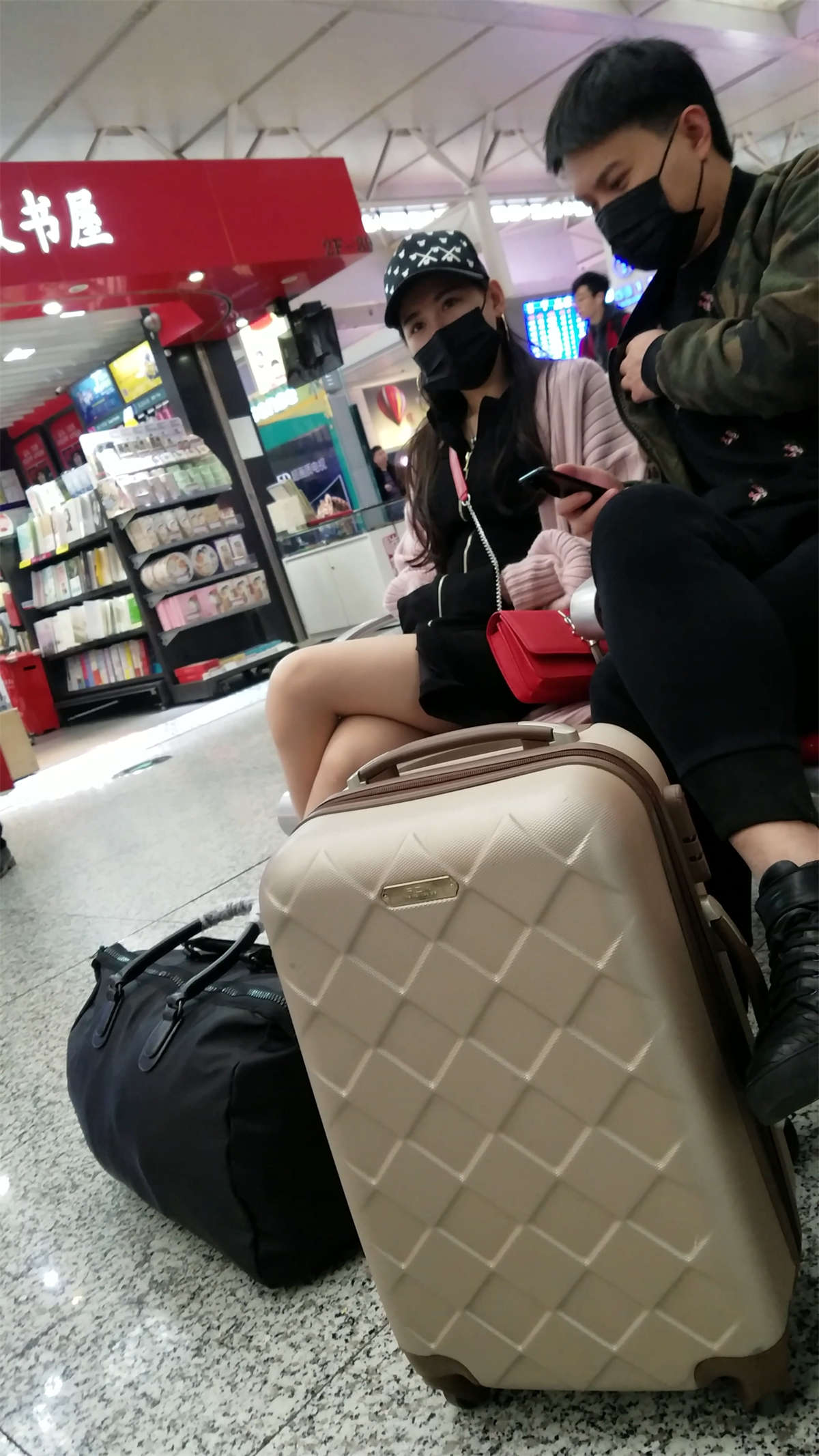 图片[2]-[4K高清视频]黑色前开叉连衣裙肉色丝袜极品身材口罩妹子-日更街拍