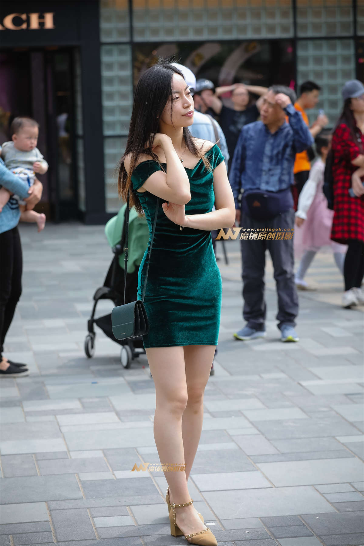 时尚亮眼包臀裙-日更街拍