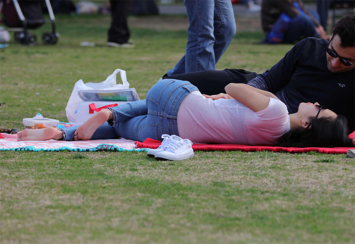 图片[2]-踏青公园街拍系列No.1561 阳光女孩魅力四射，躺倒后花样繁多仿佛就在自家闺房 第1套-日更街拍