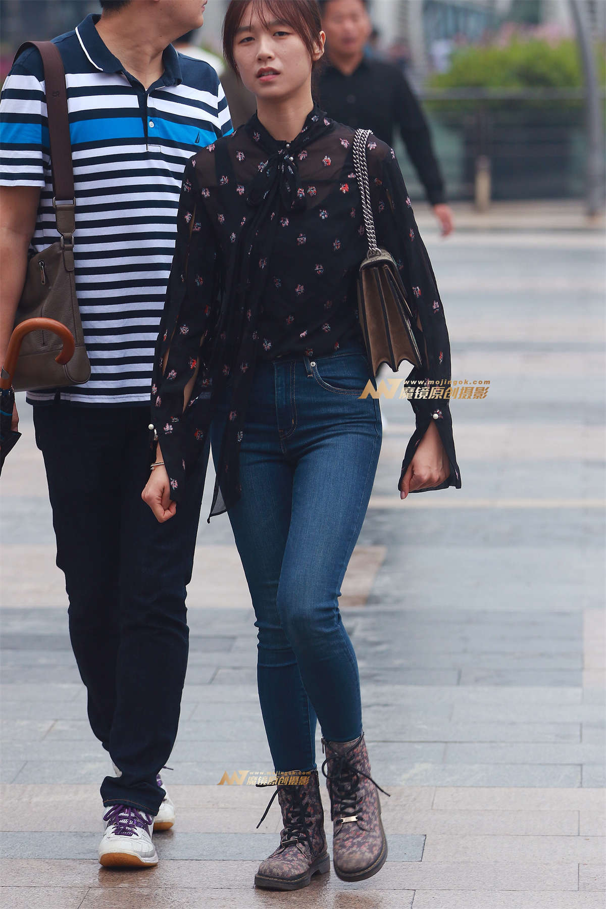 雨后 巧遇紧牛美眉-日更街拍