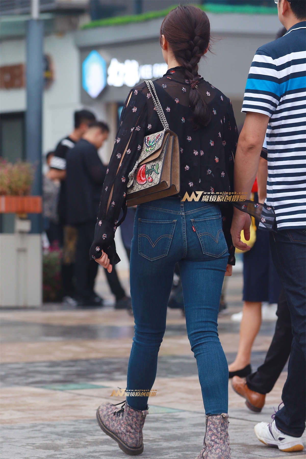 图片[2]-雨后 巧遇紧牛美眉-日更街拍