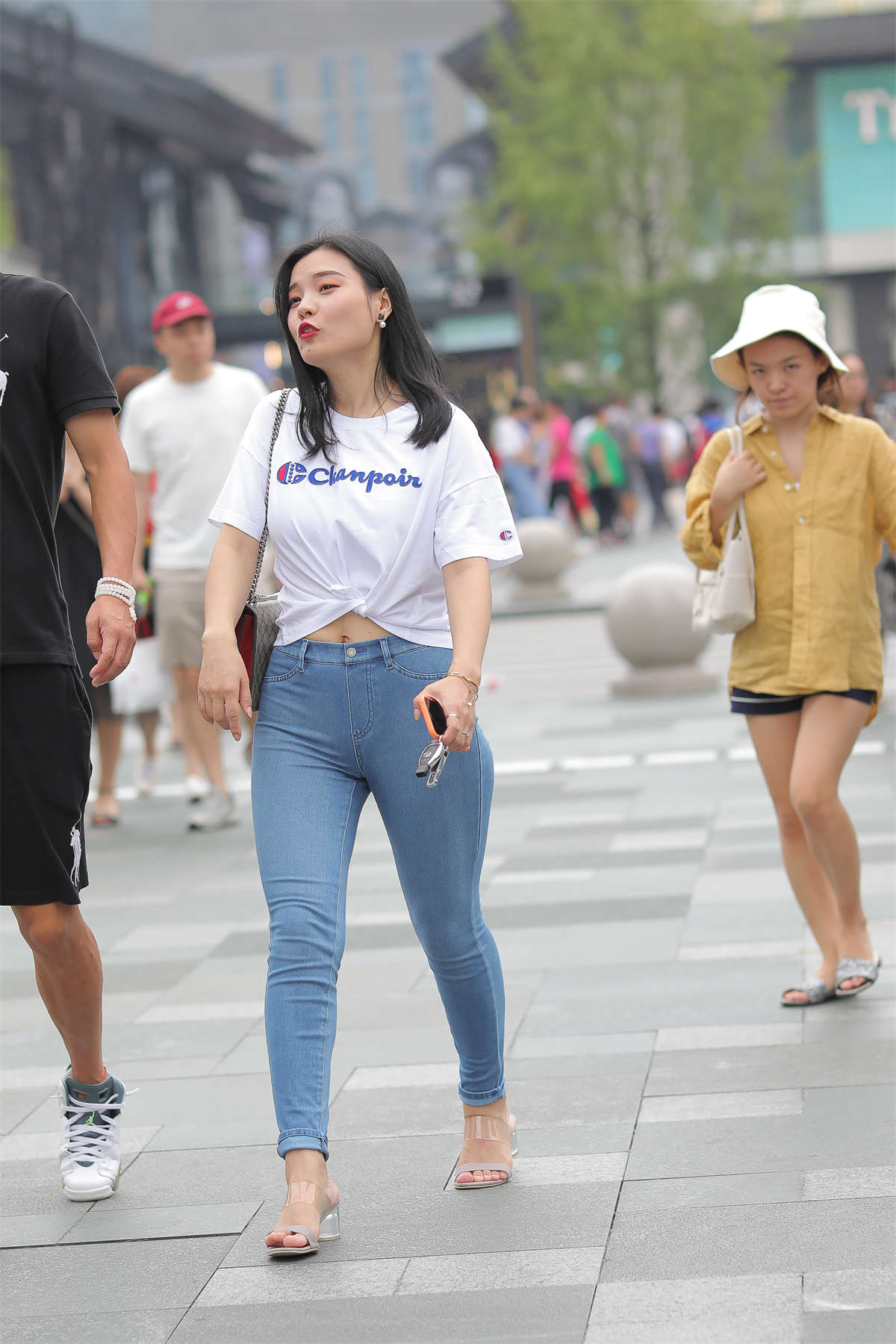 丰满紧身牛仔-日更街拍