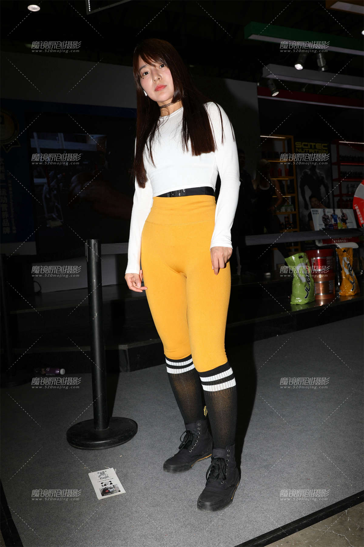 【欧阳幽明赛帖】黄色紧身瑜伽裤美女-日更街拍