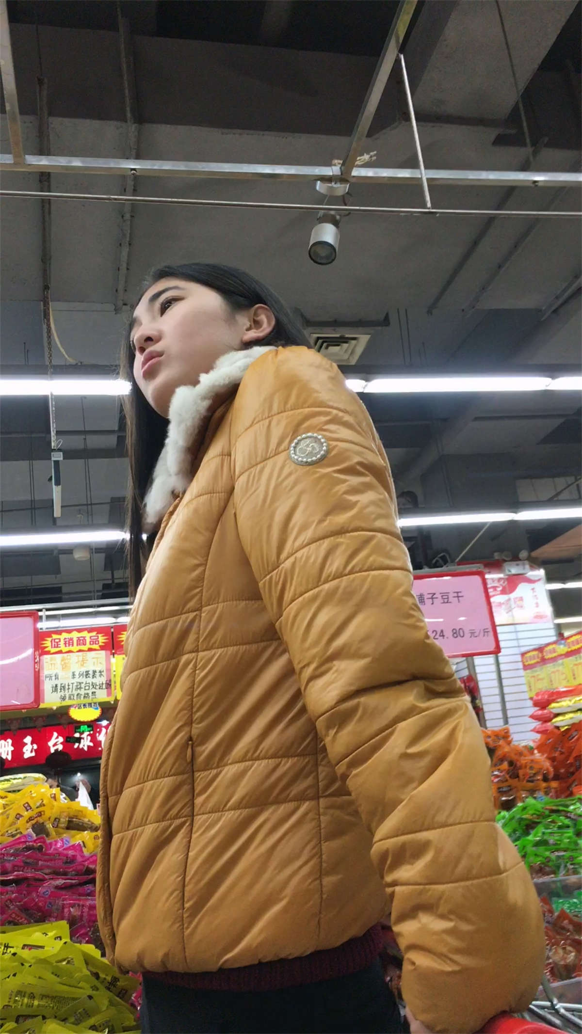 超市里的紧身黑色铅笔裤女孩-日更街拍