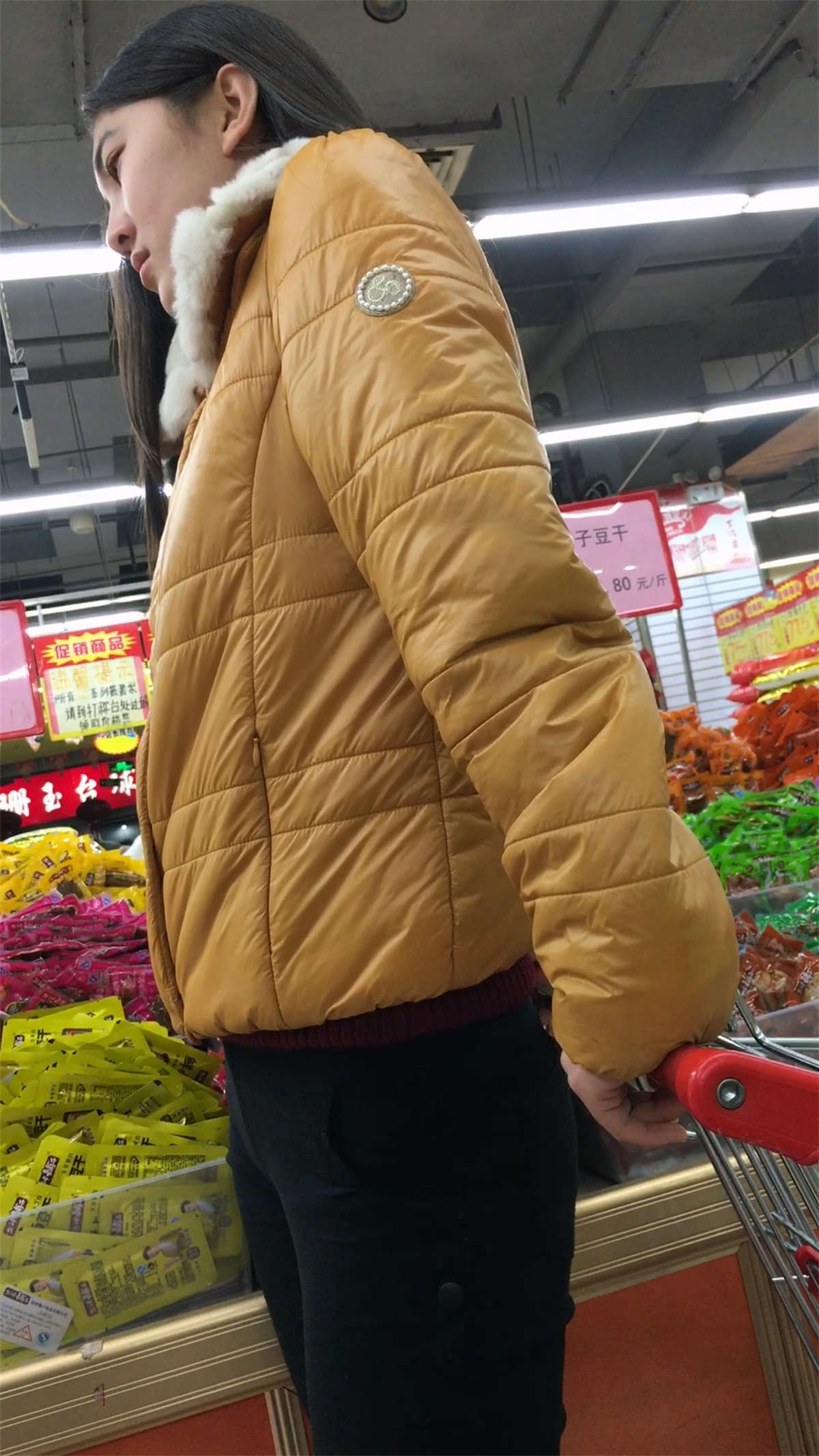 图片[2]-超市里的紧身黑色铅笔裤女孩-日更街拍