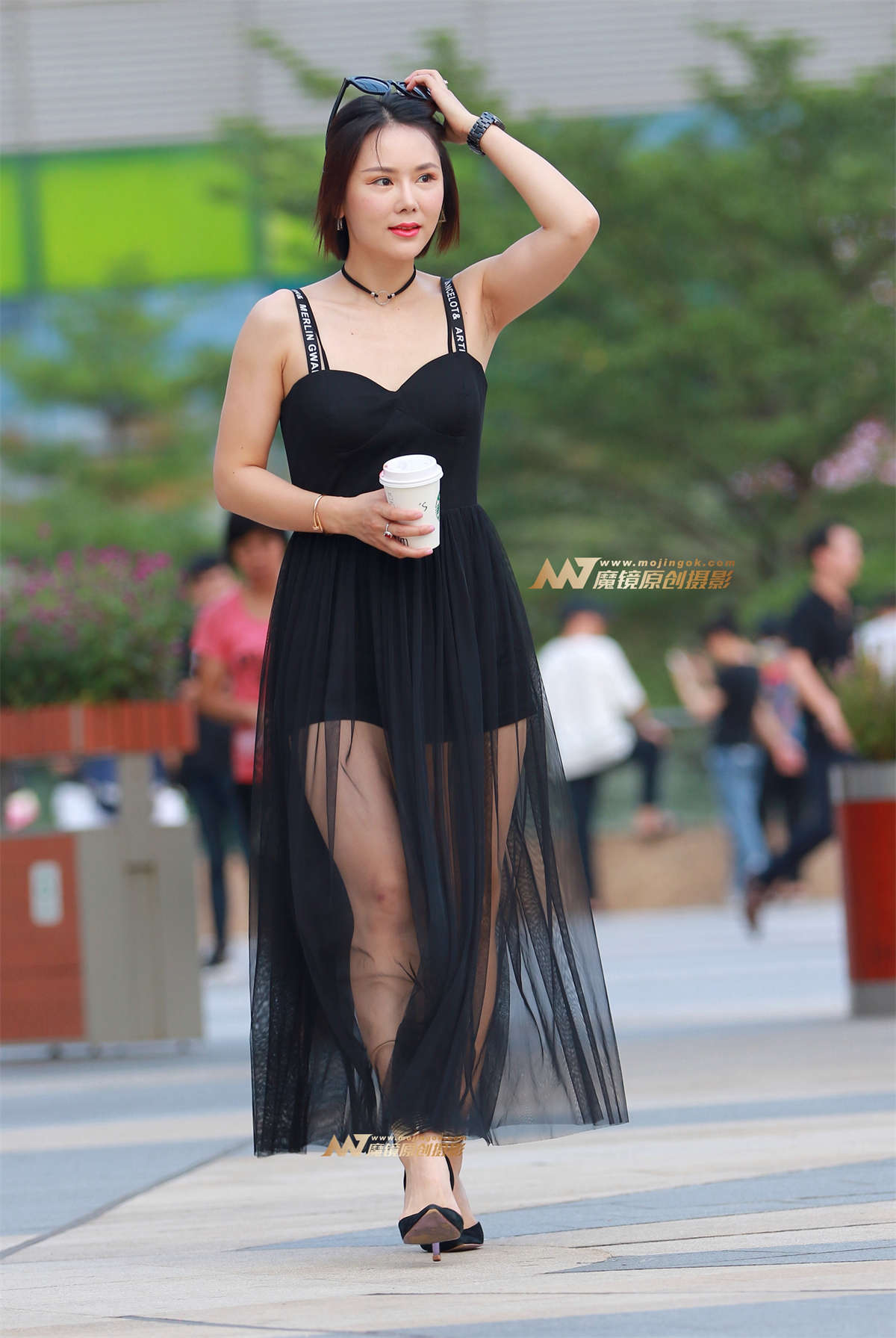 风韵的美女，性感 低胸吊带 蕾丝裙-日更街拍