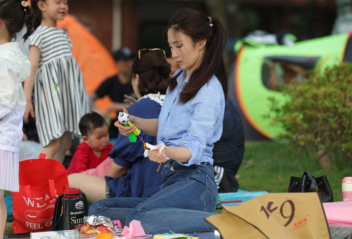 图片[2]-踏青公园街拍系列No.248 风情万种妩媚少妇，长着一双真心撩人的雪白性感玉足 第2套-日更街拍