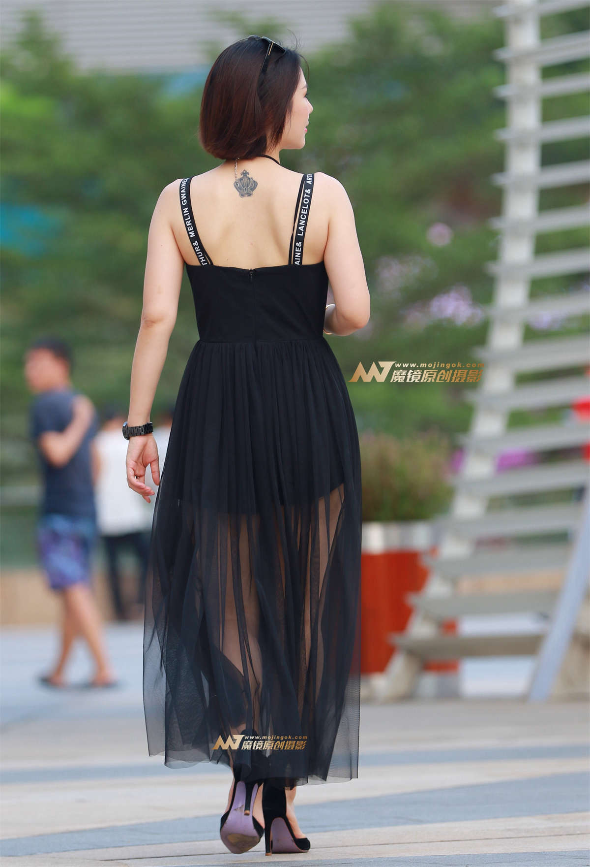 图片[2]-风韵的美女，性感 低胸吊带 蕾丝裙-日更街拍