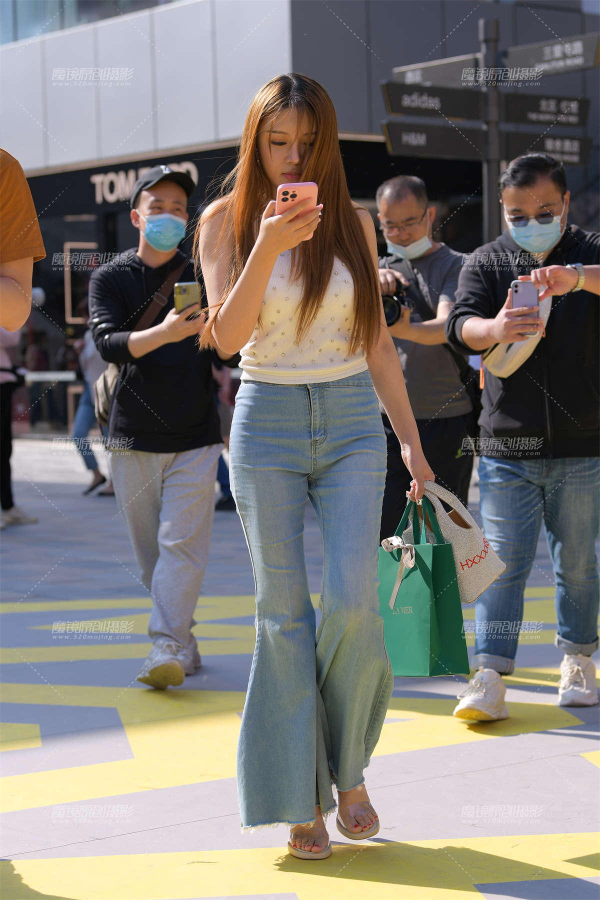 清秀的牛仔裤美女-日更街拍