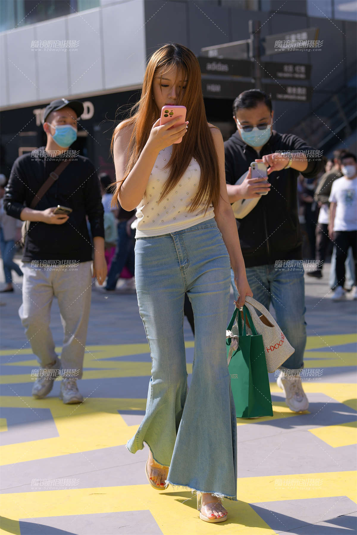 图片[2]-清秀的牛仔裤美女-日更街拍