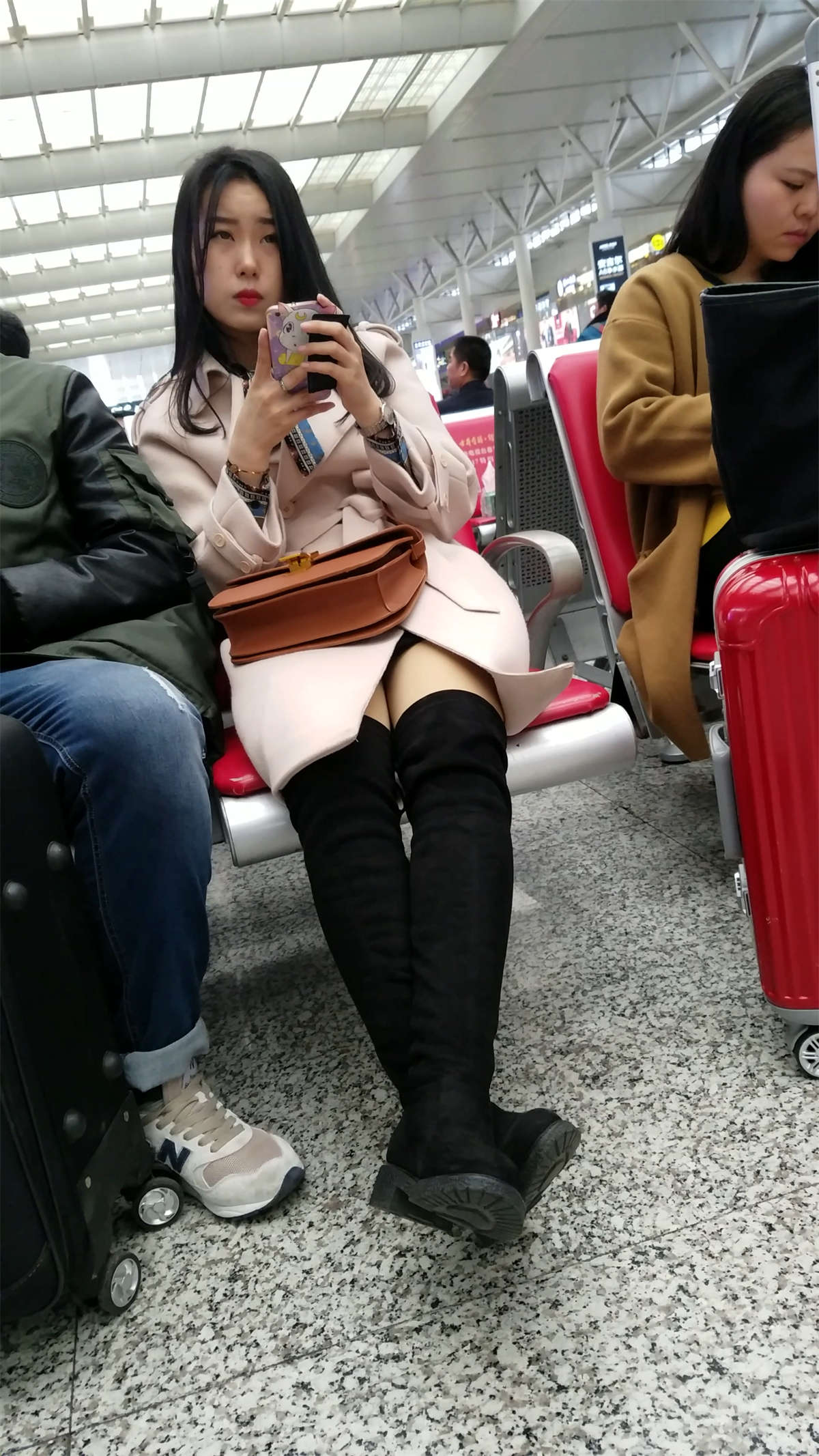 [4K高清视频]火车站候车的黑色高筒鞋极品长发美女-日更街拍
