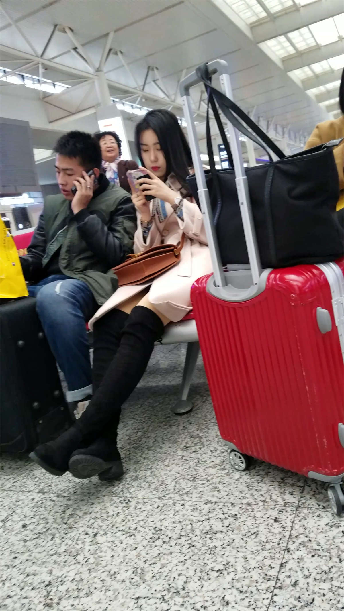 图片[2]-[4K高清视频]火车站候车的黑色高筒鞋极品长发美女-日更街拍