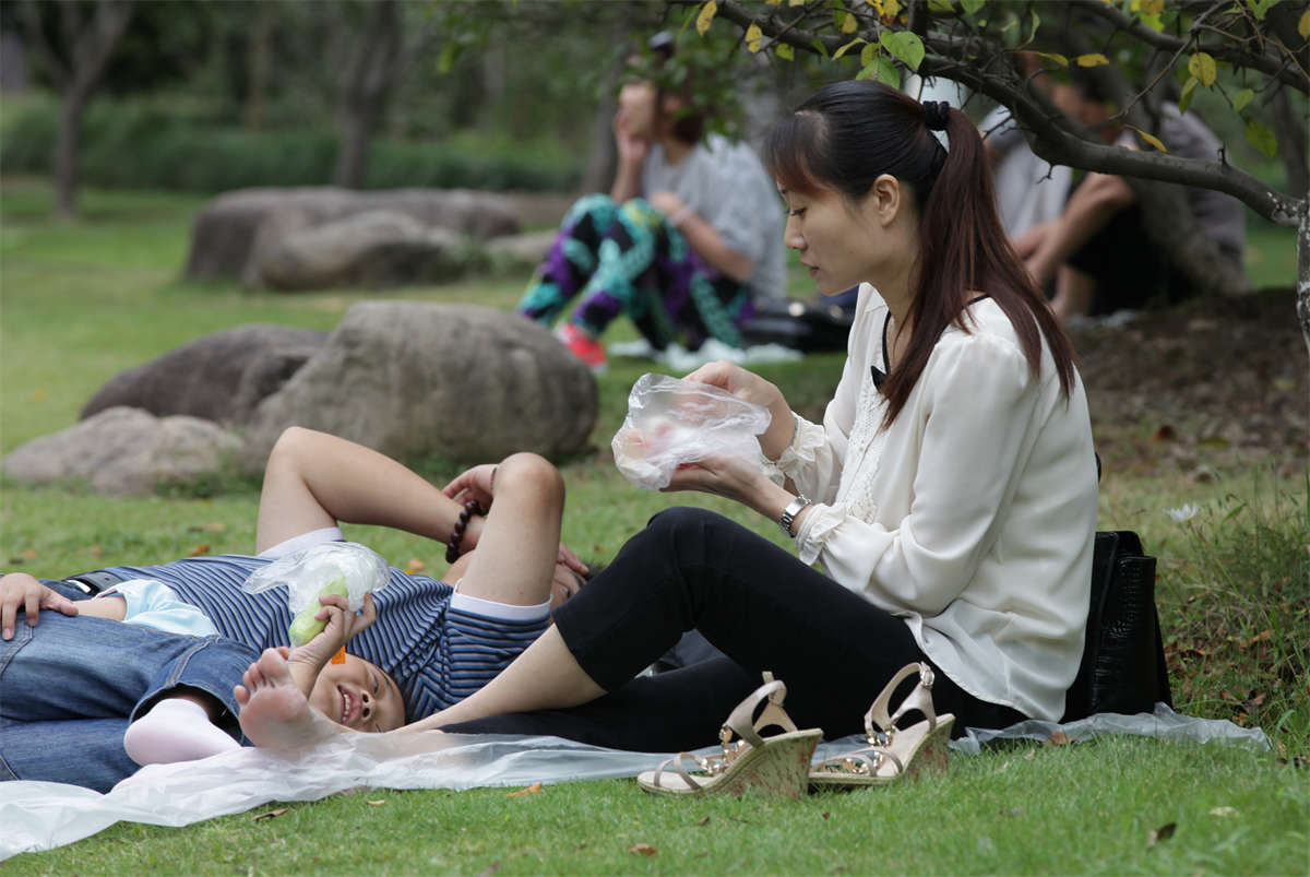踏青公园街拍系列No.174 高冷型少妇的高弧度骨感玉足-日更街拍