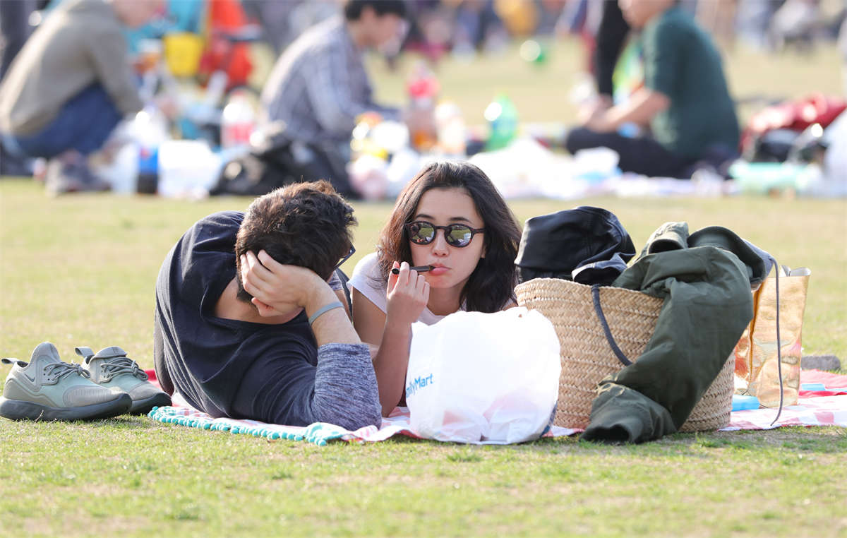 图片[2]-踏青公园街拍系列No.1562 阳光女孩魅力四射，躺倒后花样繁多仿佛就在自家闺房 第2套-日更街拍