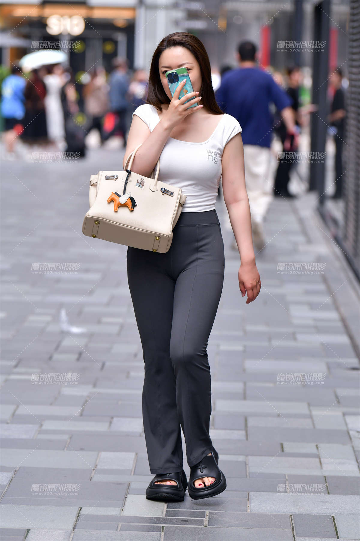 图片[2]-★白衫灰色紧身裤美女-日更街拍