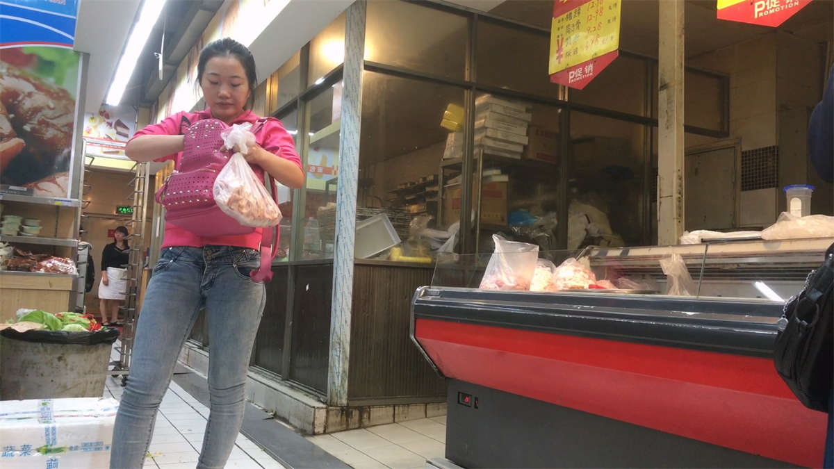 图片[2]-超市内的圆臀紧身牛仔马尾辫女孩-日更街拍