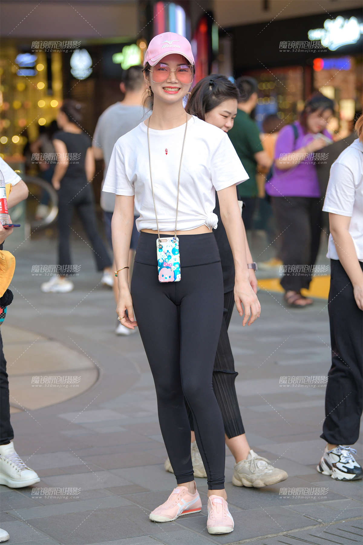 【街拍之魂赛帖】害羞爱笑的黑色紧身__-日更街拍