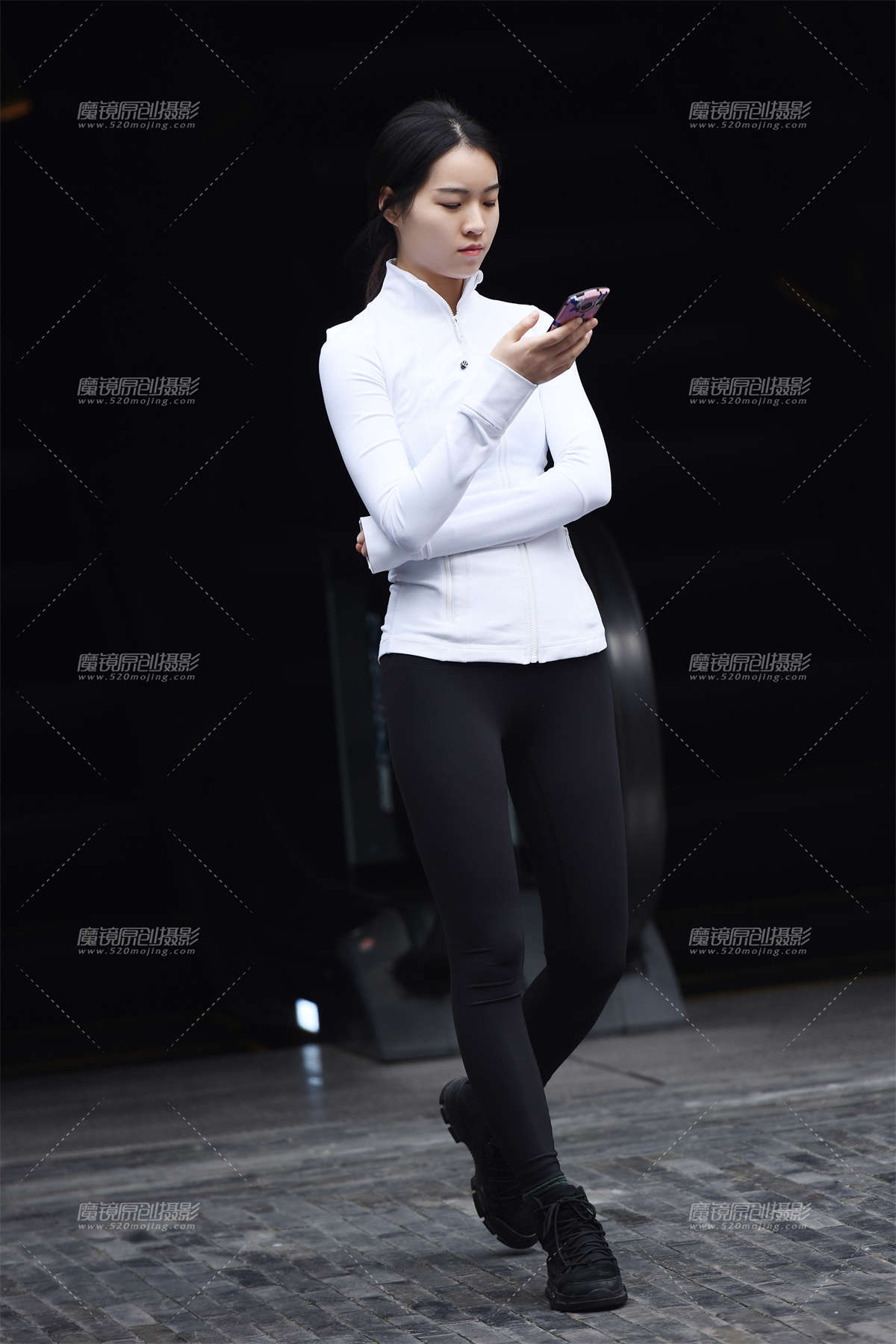 一直盯着手机-日更街拍