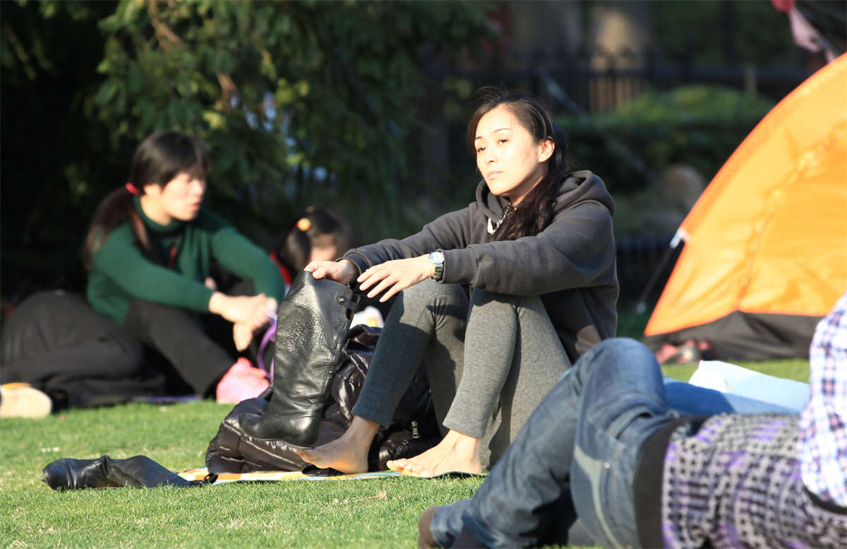 图片[2]-踏青公园街拍系列No.249 风韵少妇迷人的翘脚姿势-日更街拍