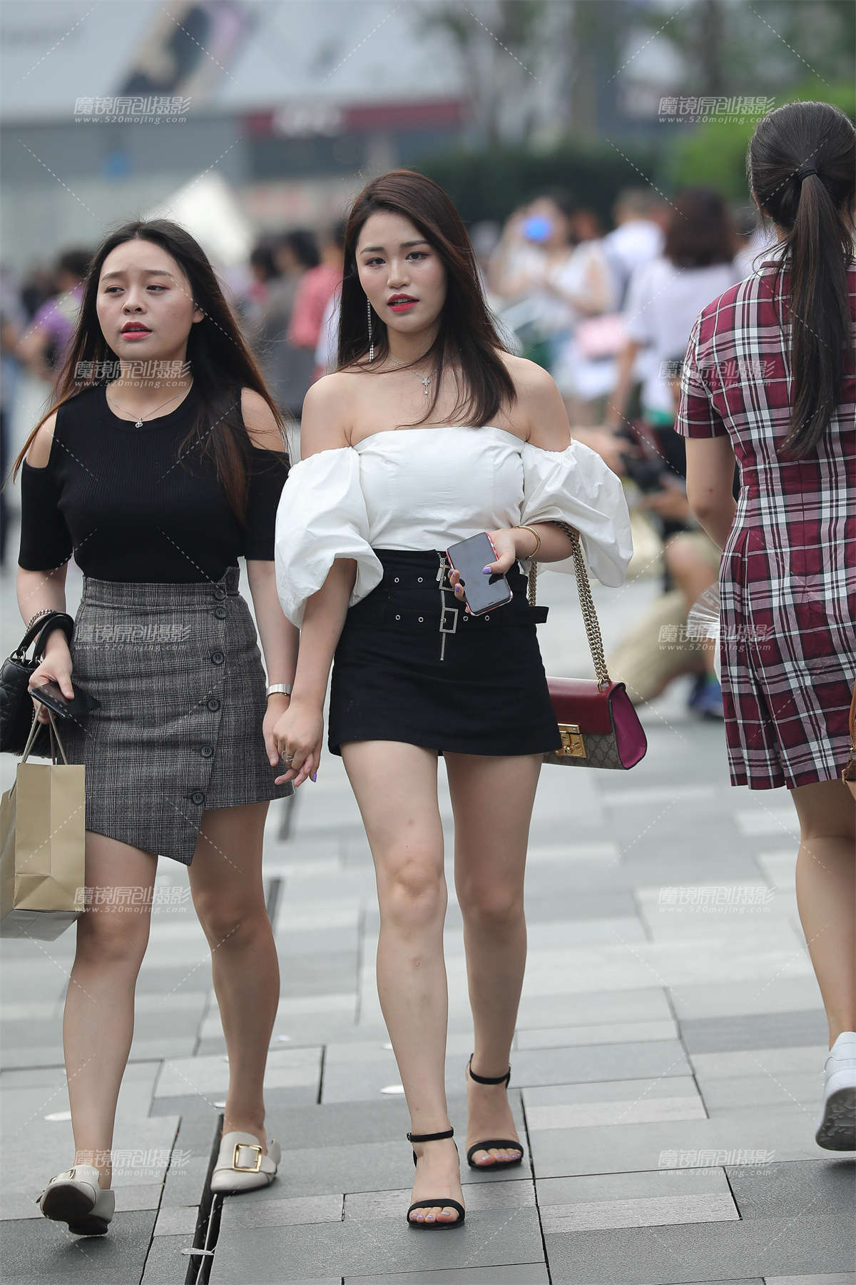 抹胸短裙小美眉-日更街拍