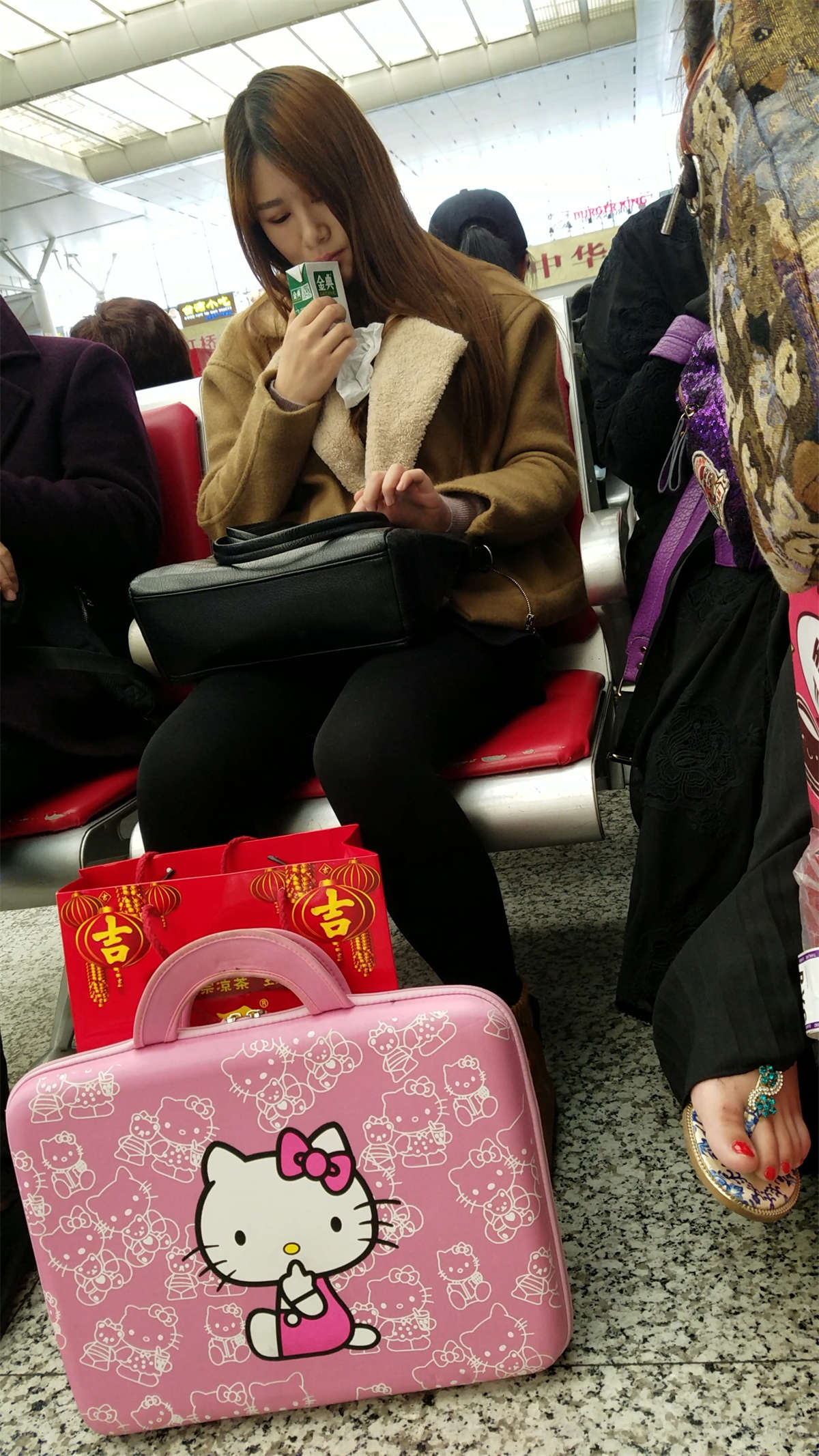 [4K高清视频]喝牛奶的黑色打底丝袜金发长发少妇-日更街拍