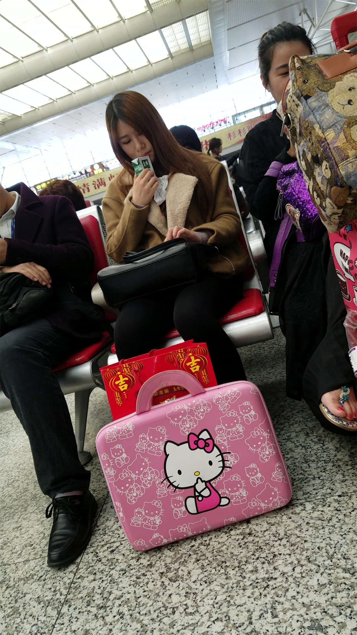 图片[2]-[4K高清视频]喝牛奶的黑色打底丝袜金发长发少妇-日更街拍