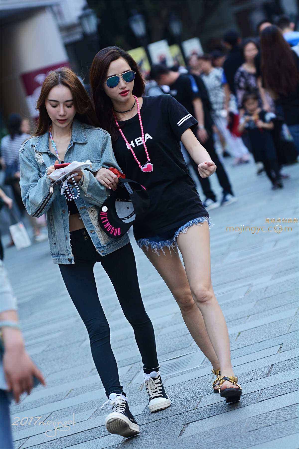 咔喳赛3 拍后才发现黑裤有看点-日更街拍