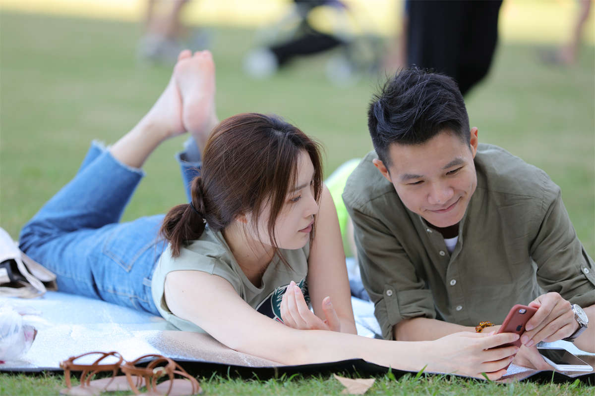 图片[2]-踏青公园街拍系列No.1563 阳光美少女美姿摆的到位，那就让她的玉足撑满镜头吧-日更街拍