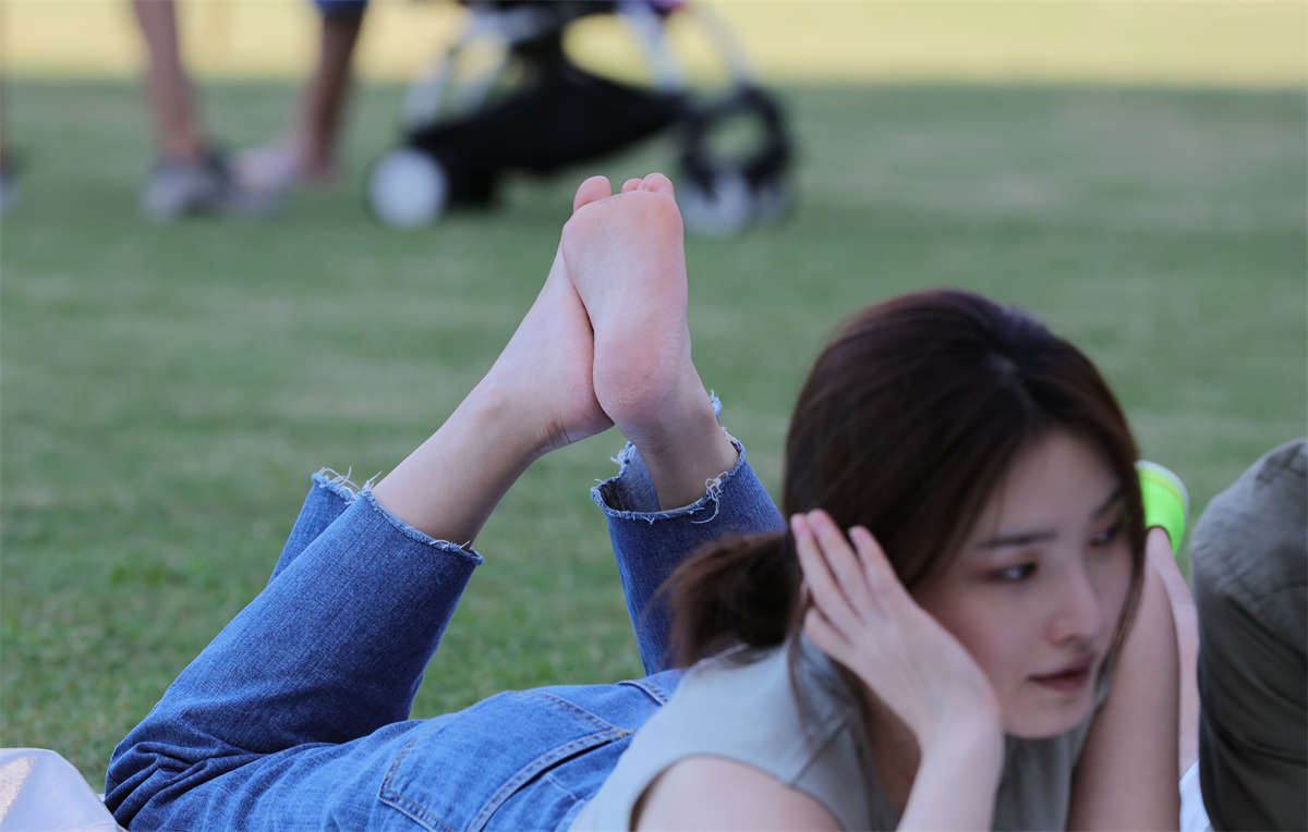 踏青公园街拍系列No.1563 阳光美少女美姿摆的到位，那就让她的玉足撑满镜头吧-日更街拍