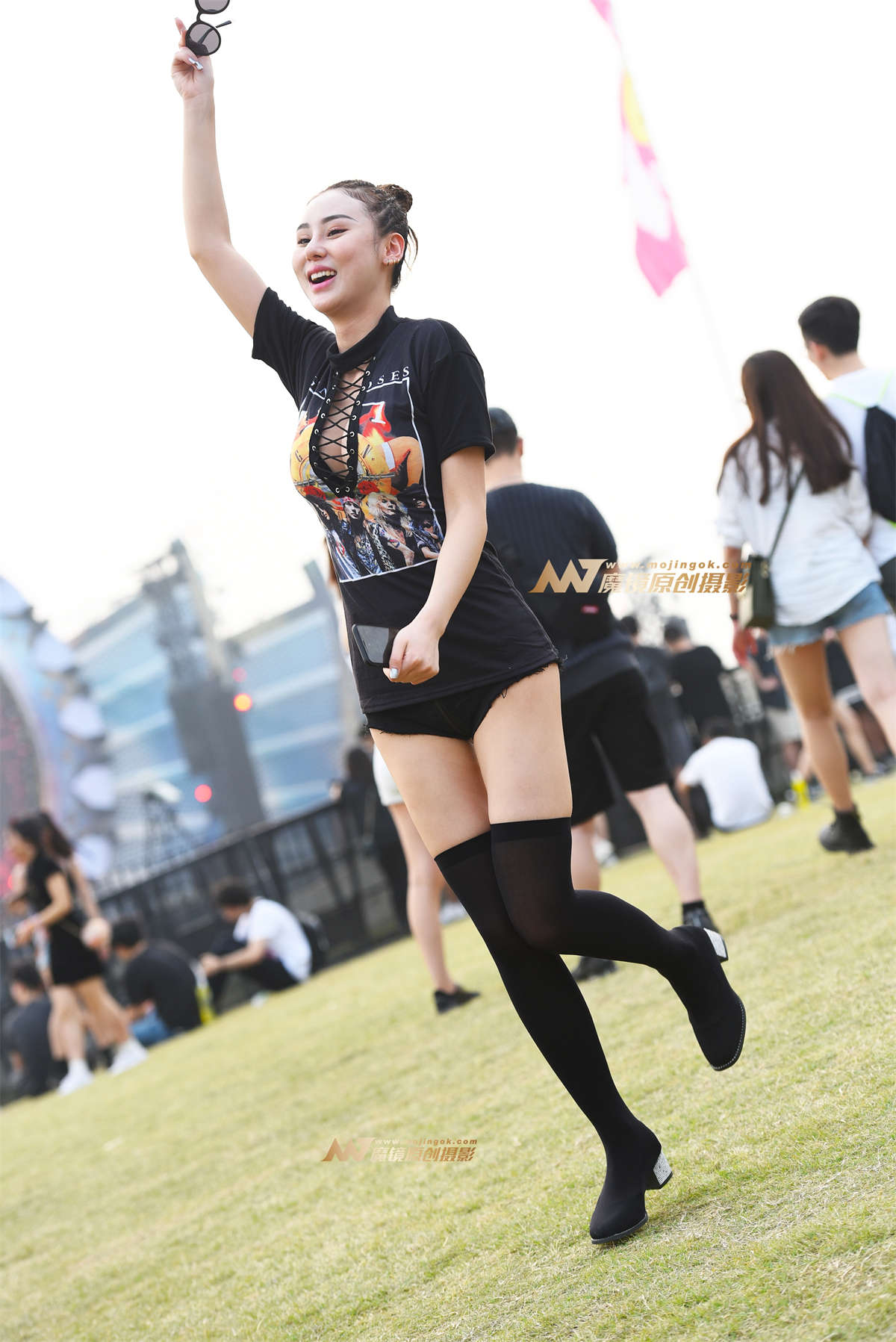 【咔喳赛贴】舞动着的美女-日更街拍