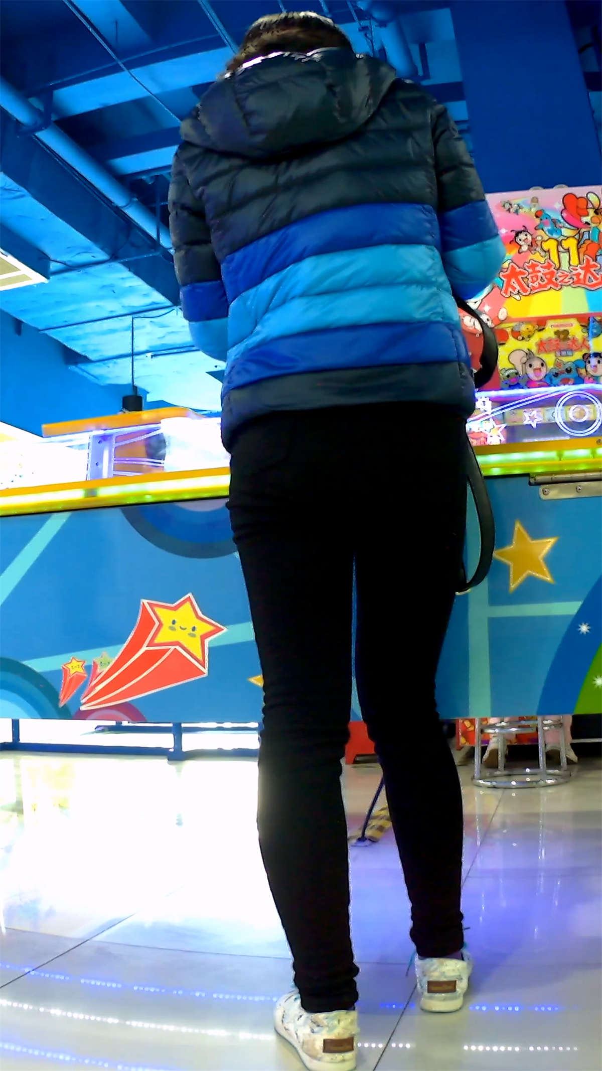 图片[2]-丰臀紧身黑裤MM-日更街拍