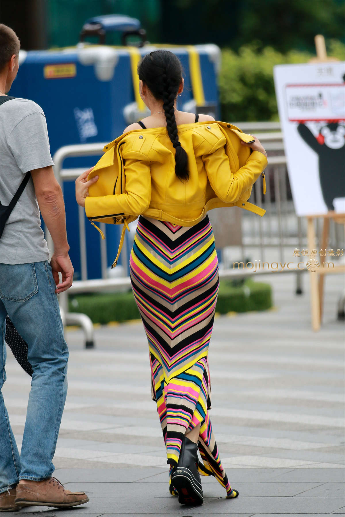 图片[2]-颜色缤纷的长裙分外惹眼-日更街拍