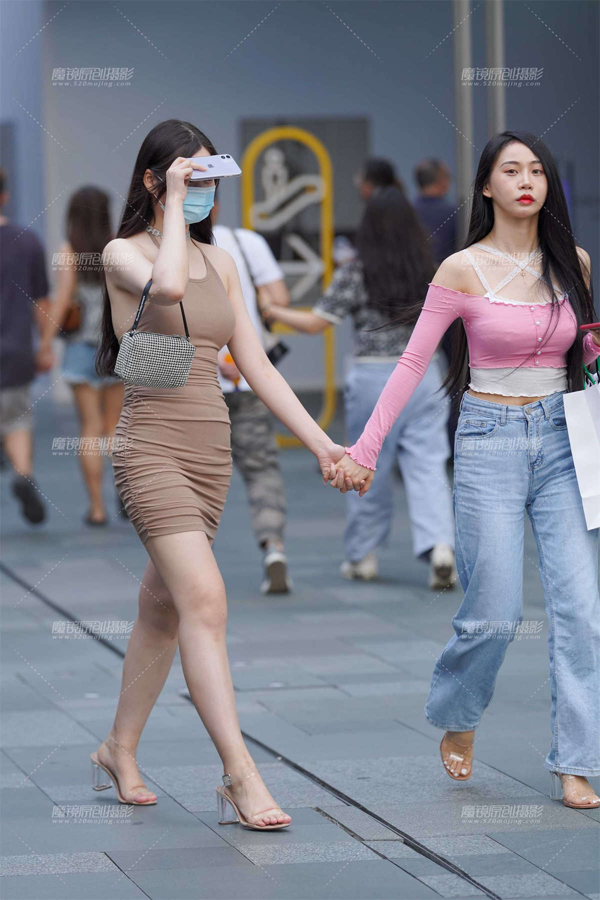 白皙短裙美眉-日更街拍