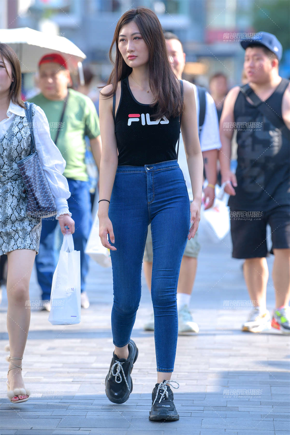 【街拍之魂赛帖】害羞的紧牛美女-日更街拍