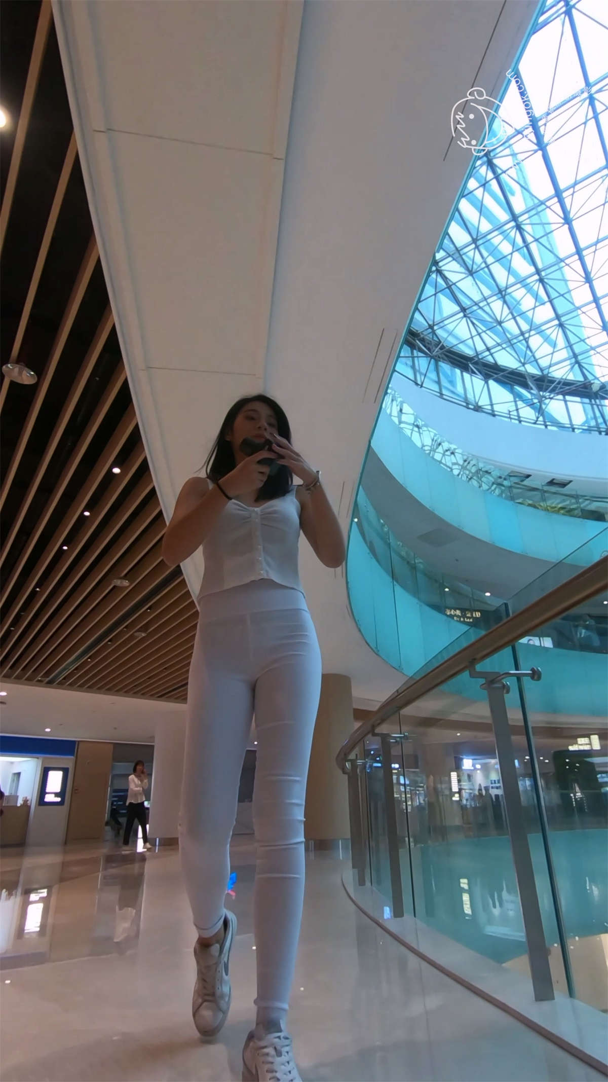 白色紧身裤之恋美女-日更街拍