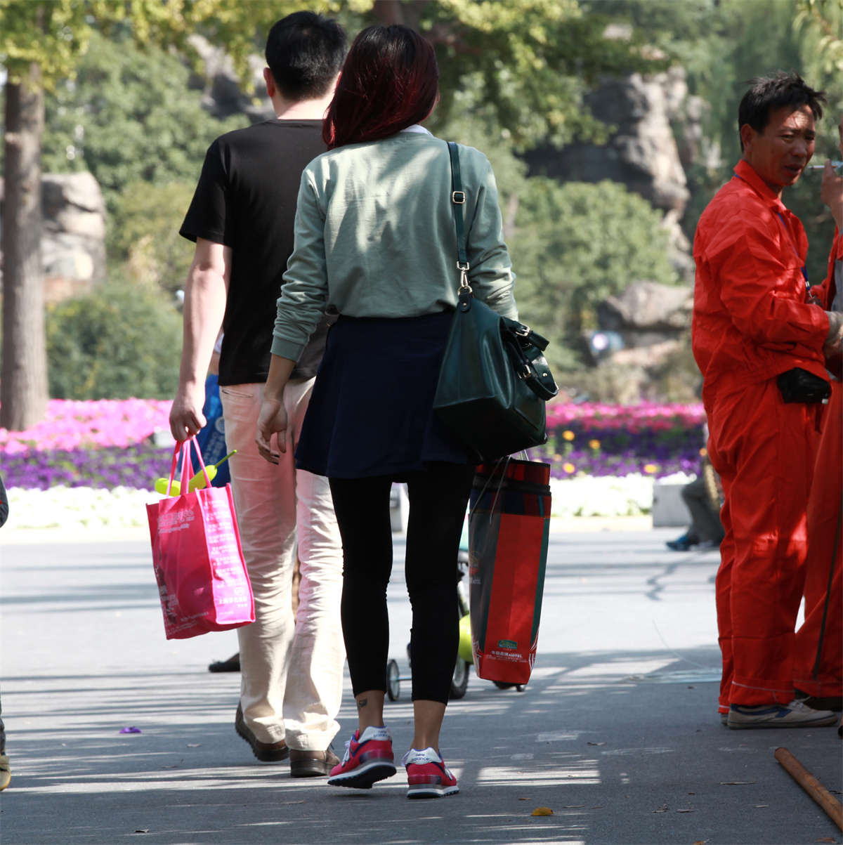 踏青公园街拍系列No.250 光脚穿新百伦的妹子-日更街拍