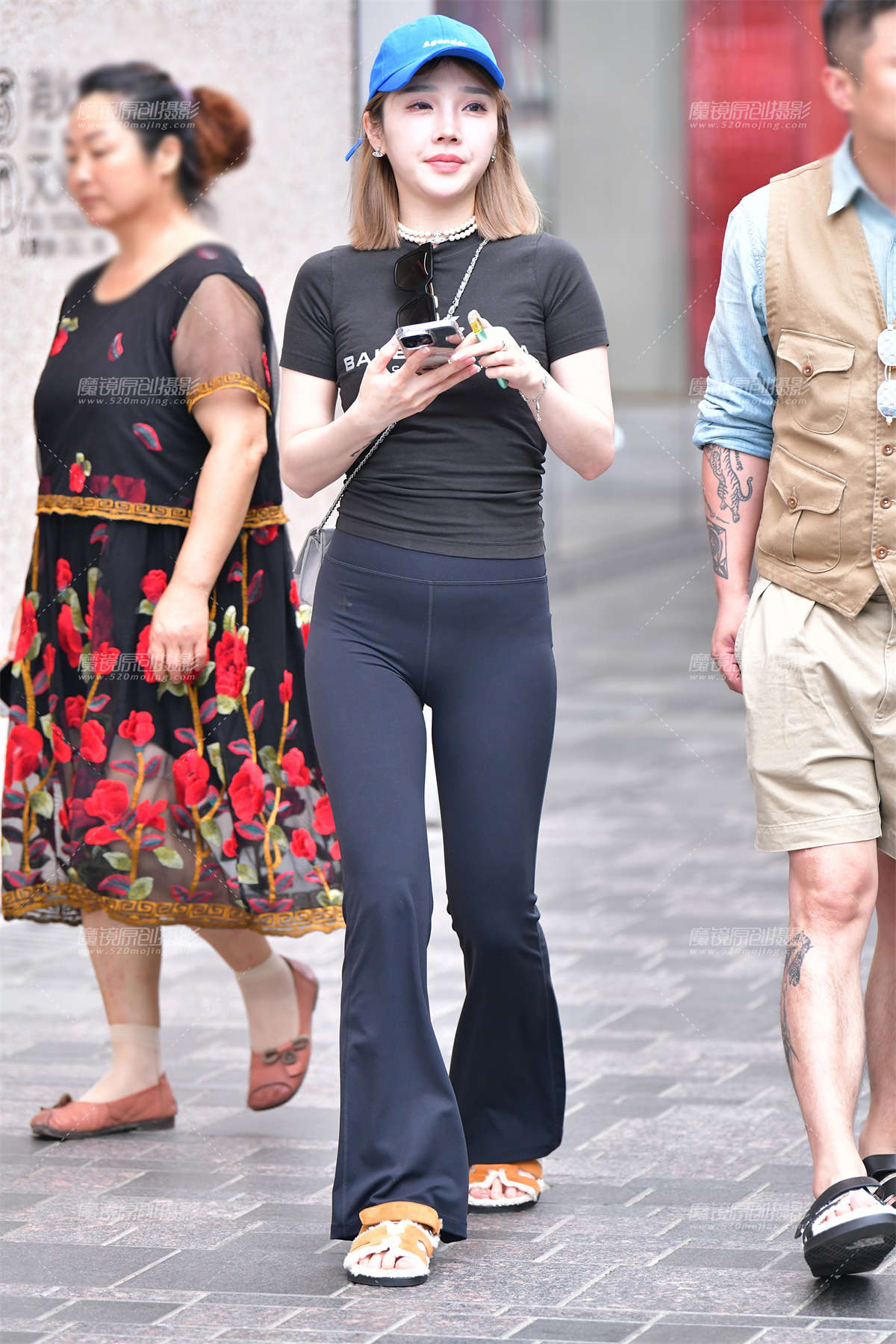 ★白皙深蓝紧身裤美女-日更街拍