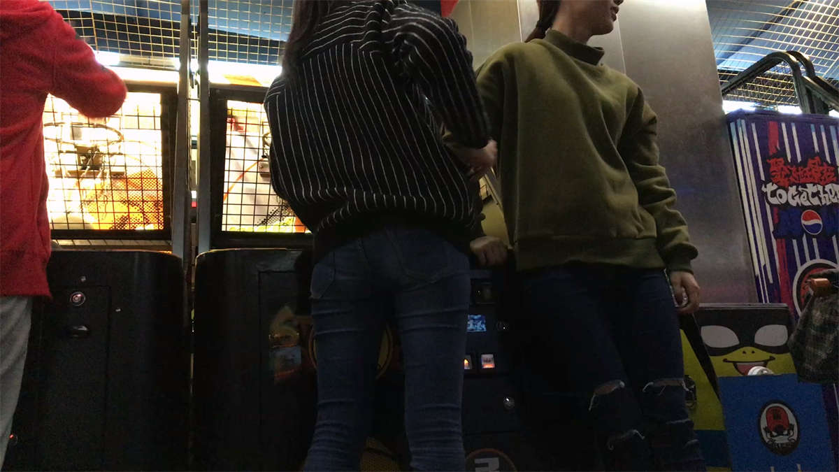 电玩城的蓝牛姐妹花-日更街拍