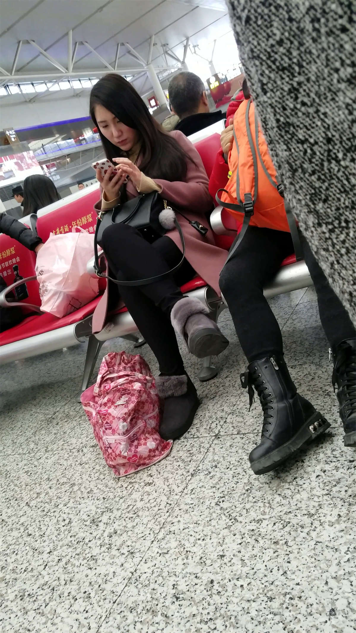 图片[2]-[4K高清视频]车站候车的黑色紧身裤长发漂亮美少妇-日更街拍