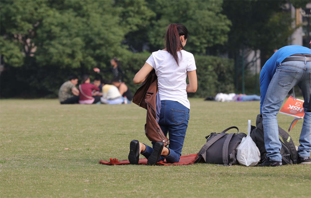 图片[2]-踏青公园街拍系列No.1564 青春窈窕漂亮学妹，少女美脚两次出镜让你一次看到够 第1套-日更街拍